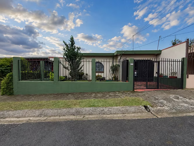 Venta de Casa de Una Planta en Residencial con Jardín