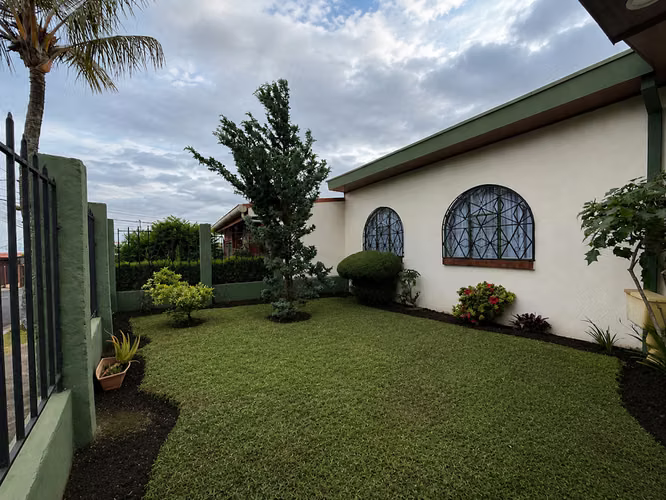 Venta de Casa de Una Planta en Residencial con Jardín - Imagen 2