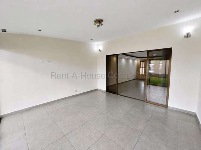 Venta Casa remodelada con amplio patio y terraza en San Francisco de Heredia - Imagen 6