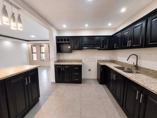 Venta Casa remodelada con amplio patio y terraza en San Francisco de Heredia - Imagen 8