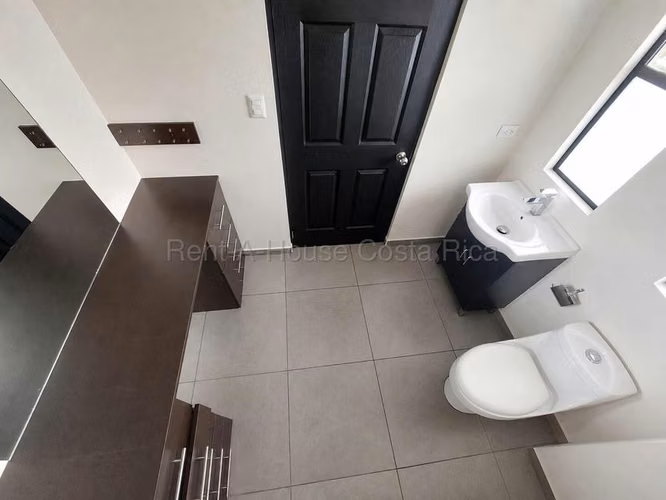 Venta Casa remodelada con amplio patio y terraza en San Francisco de Heredia - Imagen 17