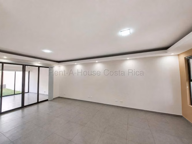 Venta Casa remodelada con amplio patio y terraza en San Francisco de Heredia - Imagen 5