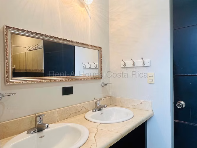VENTA DE CASA CON VISTA EN SAN RAFAEL DE HEREDIA - Imagen 10
