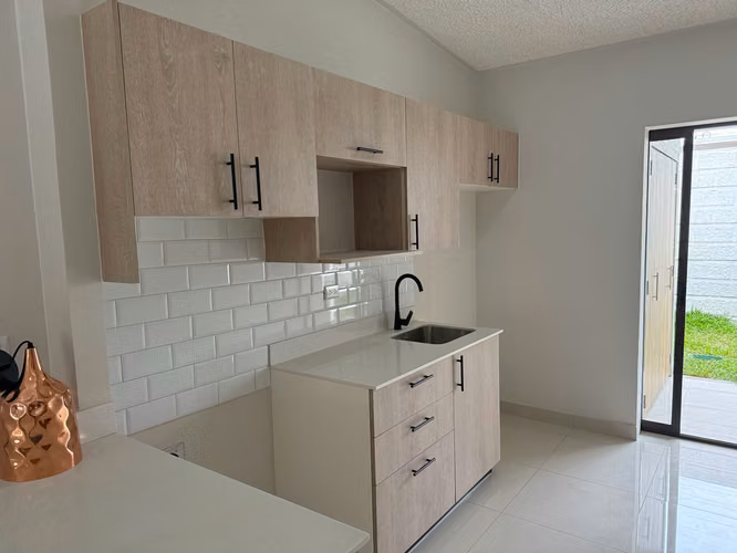 CASA EN ALQUILER EN CONDOMINIO EN MORAVIA.