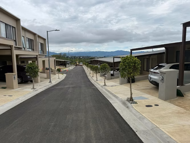 CASA EN ALQUILER EN CONDOMINIO EN MORAVIA.