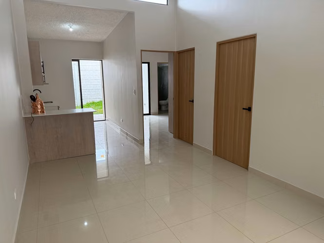 CASA EN ALQUILER EN CONDOMINIO EN MORAVIA.