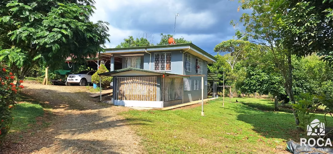 Venta de amplia propiedad con casa, frutales y zonas verdes en San Pedro PZ