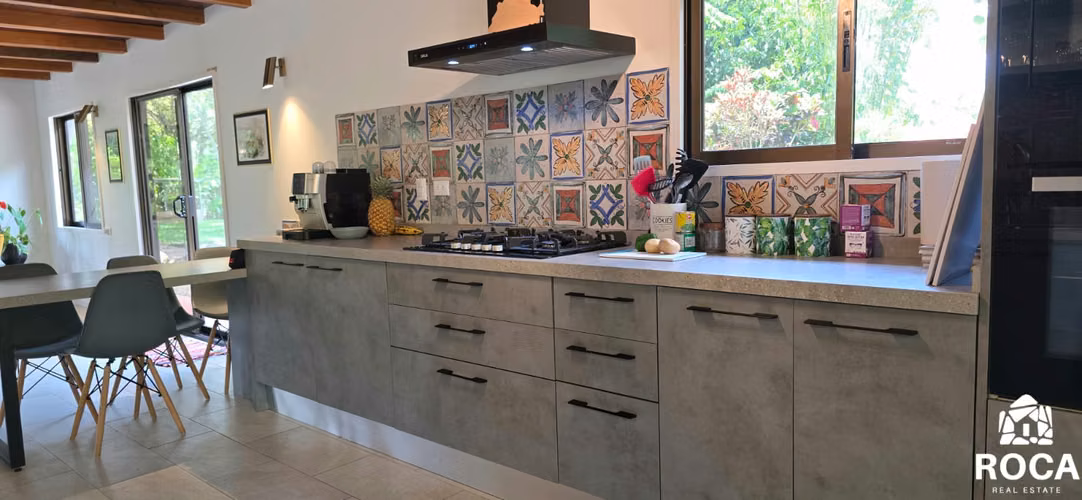 Venta de propiedad con casa principal y casa de huespedes en El Roble PZ - Imagen 5