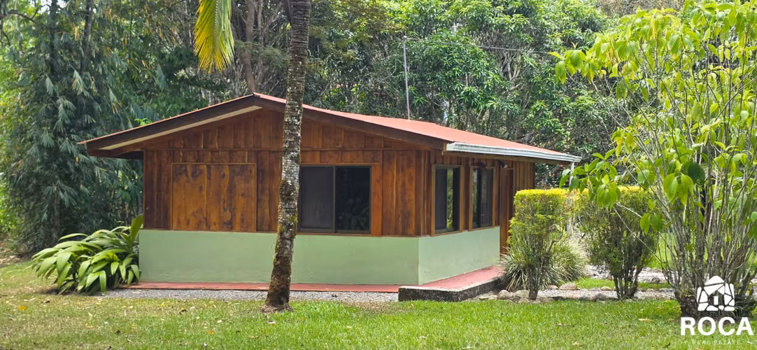 Venta de propiedad con casa principal y casa de huespedes en El Roble PZ - Imagen 6