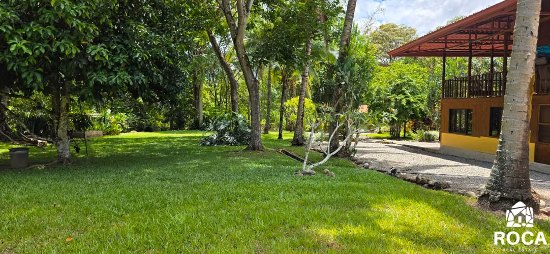 Venta de propiedad con casa principal y casa de huespedes en El Roble PZ - Imagen 7