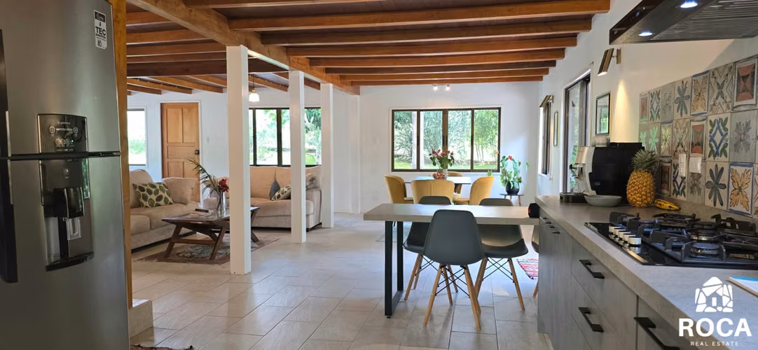 Venta de propiedad con casa principal y casa de huespedes en El Roble PZ - Imagen 2