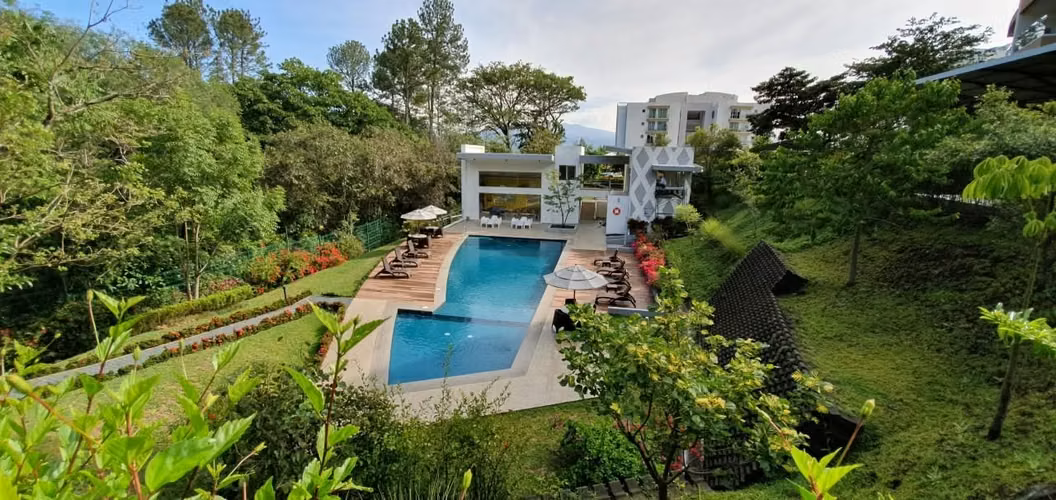 Apartamento Eco de Lujo en Escazú | Jardín Privado | $1,300 Incluye Cuota - Imagen 9