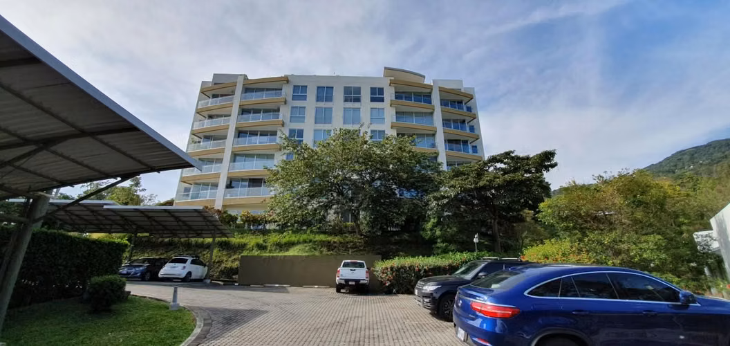 Apartamento Eco de Lujo en Escazú | Jardín Privado | $1,300 Incluye Cuota - Imagen 13