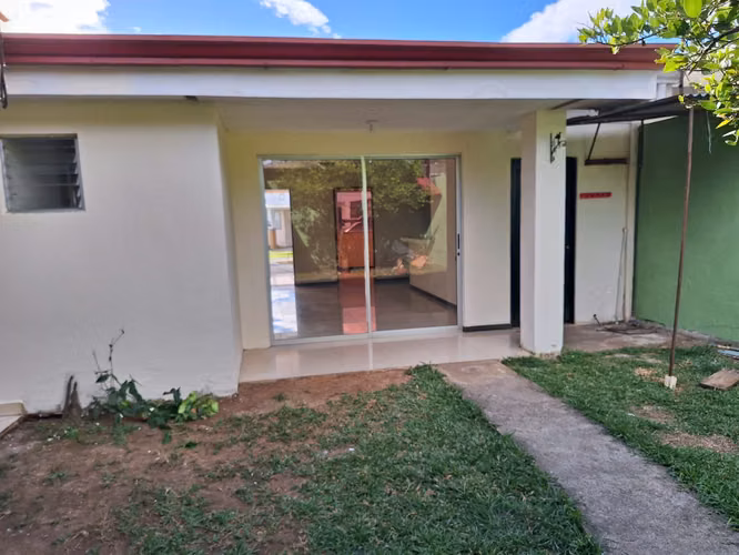 Alquilo hermosa casa con 3 cuartos 2 baños y cochera techada - Imagen 4
