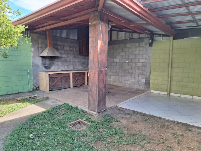 Alquilo hermosa casa con 3 cuartos 2 baños y cochera techada - Imagen 8