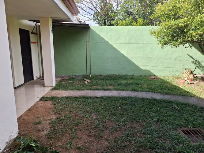 Alquilo hermosa casa con 3 cuartos 2 baños y cochera techada - Imagen 7