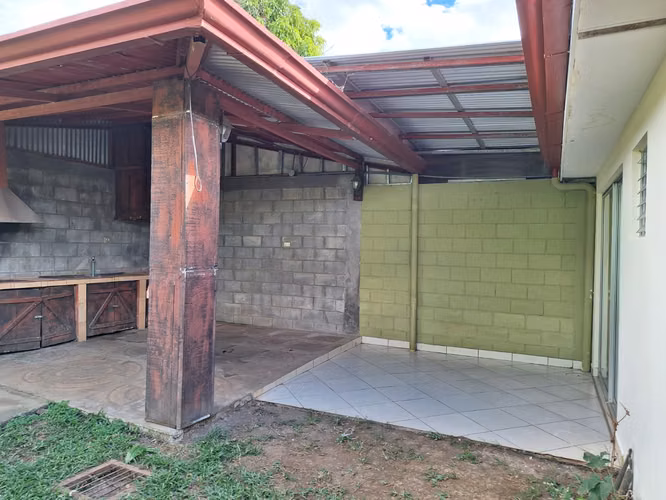 Alquilo hermosa casa con 3 cuartos 2 baños y cochera techada - Imagen 2