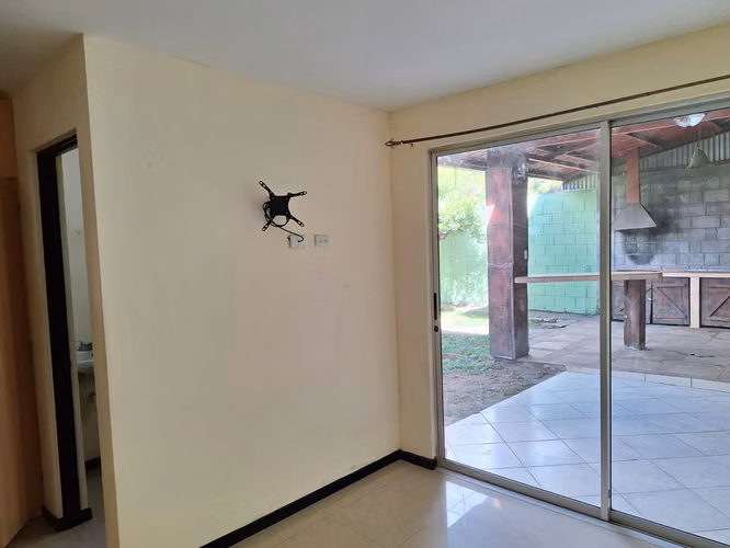 Alquilo hermosa casa con 3 cuartos 2 baños y cochera techada - Imagen 5