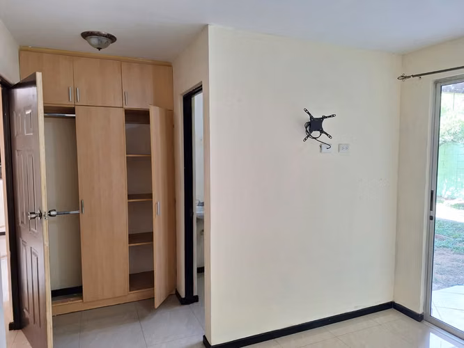 Alquilo hermosa casa con 3 cuartos 2 baños y cochera techada - Imagen 3