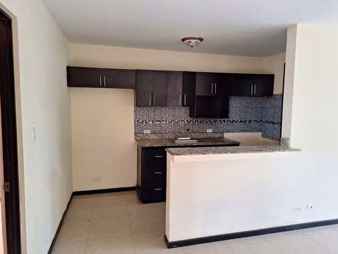 Alquilo hermosa casa con 3 cuartos 2 baños y cochera techada - Imagen 6
