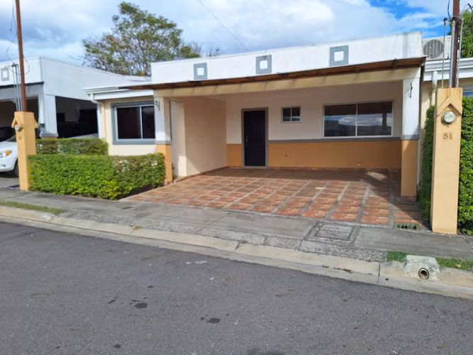 Alquilo hermosa casa con 3 cuartos 2 baños y cochera techada