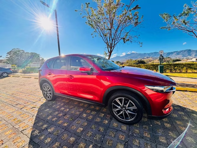 Hermoso SUV Mazda CX5 Elegancia y Desempeño - Imagen 4