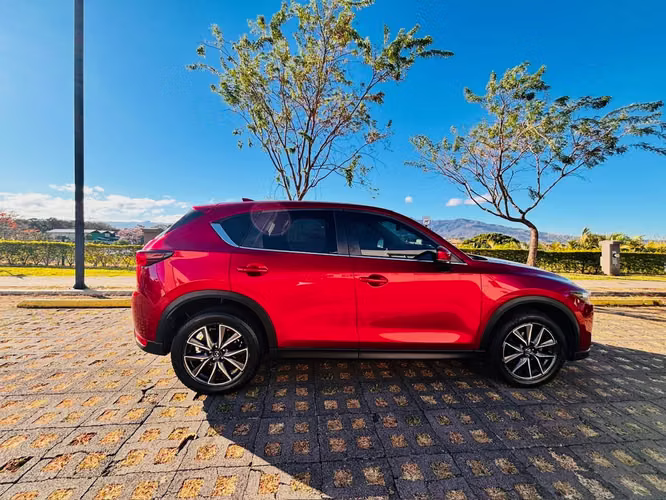 Hermoso SUV Mazda CX5 Elegancia y Desempeño - Imagen 3