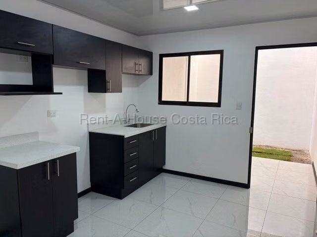 Venta de Casa Esquinera en Tibás-San Juan. RAH 27-227 - Imagen 4