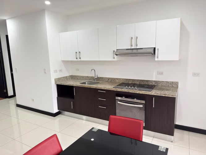 Apartamento Semi Amoblado con Jardines Privados | Escazú | $1.300 - Imagen 2