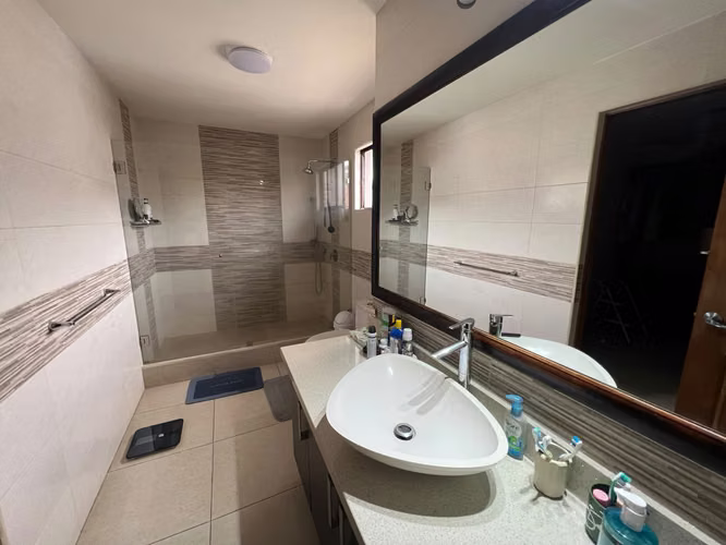 Casa en Venta en Lindora | Amplios Espacios y Excelentes Amenidades - Imagen 12
