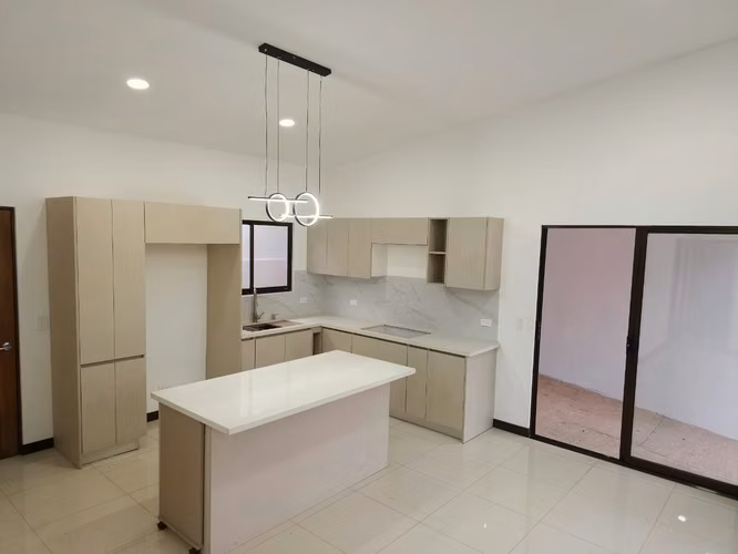 Venta de casa de un piso en Escazu - Imagen 4