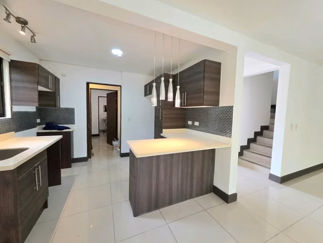Alquiler de amplia casa en Condominio Parques del Sol – Santa Ana - Imagen 2