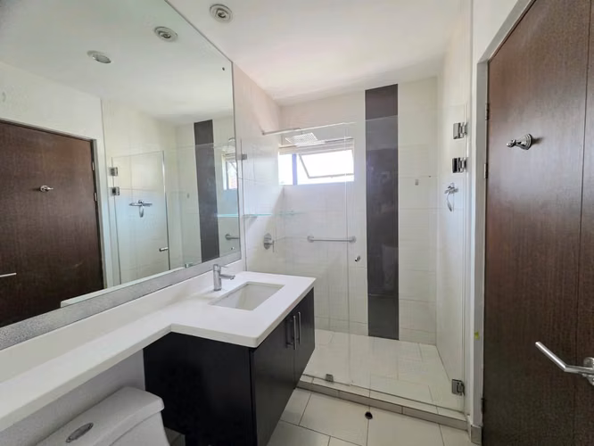 Alquiler de amplia casa en Condominio Parques del Sol – Santa Ana - Imagen 13