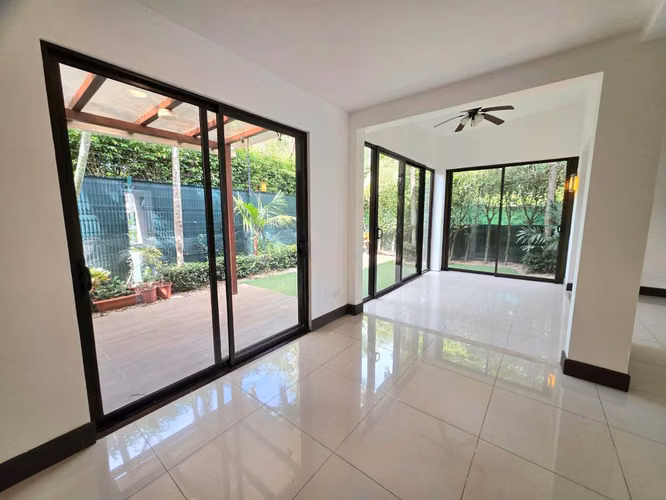 Alquiler de amplia casa en Condominio Parques del Sol – Santa Ana - Imagen 6