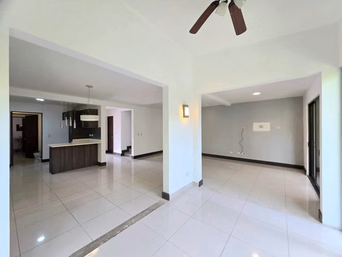 Alquiler de amplia casa en Condominio Parques del Sol – Santa Ana - Imagen 3