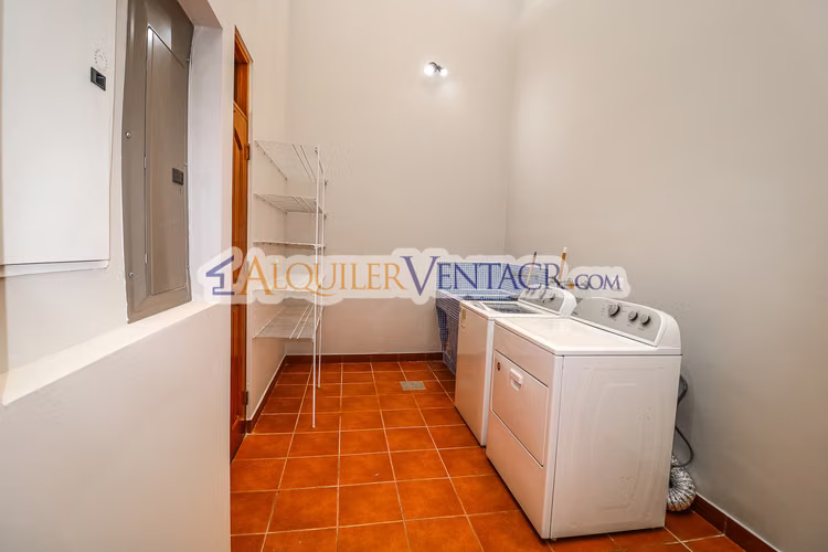 CASA DE UN NIVEL DE 317 M2 EN RESIDENCIAL EN SAN RAFAEL DE ESCAZU - Imagen 7