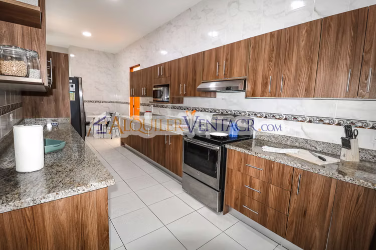 CASA DE UN NIVEL DE 317 M2 EN RESIDENCIAL EN SAN RAFAEL DE ESCAZU - Imagen 16