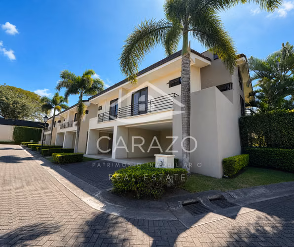 Hermosa casa esquinera en Parques del Sol