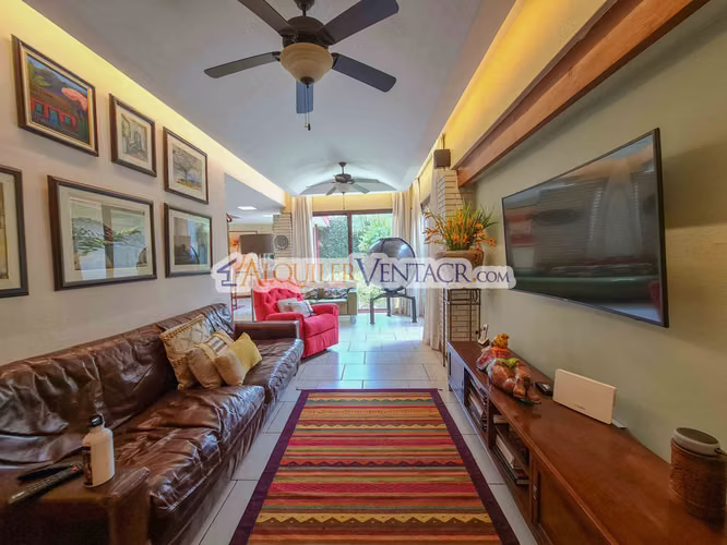 CASA DE UN NIVEL CON USO DE SUELO MIXTO EN SAN RAFAEL ESCAZU / SOBRE CALLE PRINCIPAL - Imagen 15