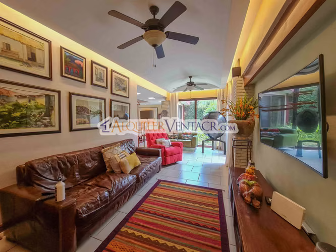 CASA DE UN NIVEL CON USO DE SUELO MIXTO EN SAN RAFAEL ESCAZU / SOBRE CALLE PRINCIPAL - Imagen 14