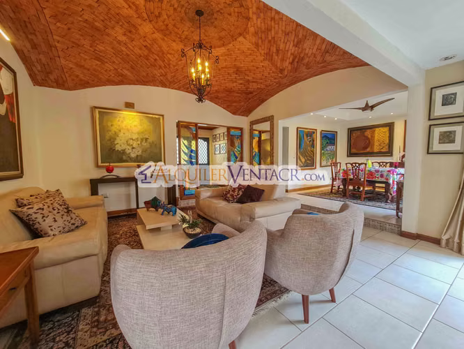 CASA DE UN NIVEL CON USO DE SUELO MIXTO EN SAN RAFAEL ESCAZU / SOBRE CALLE PRINCIPAL - Imagen 12