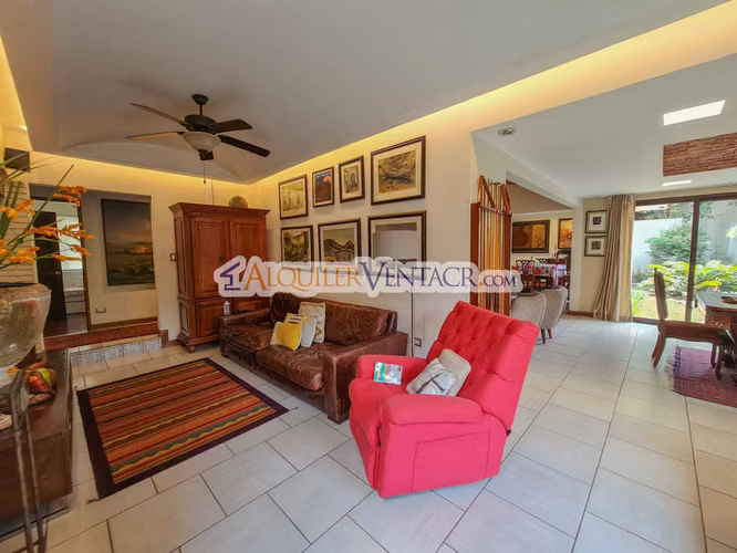 CASA DE UN NIVEL CON USO DE SUELO MIXTO EN SAN RAFAEL ESCAZU / SOBRE CALLE PRINCIPAL - Imagen 16