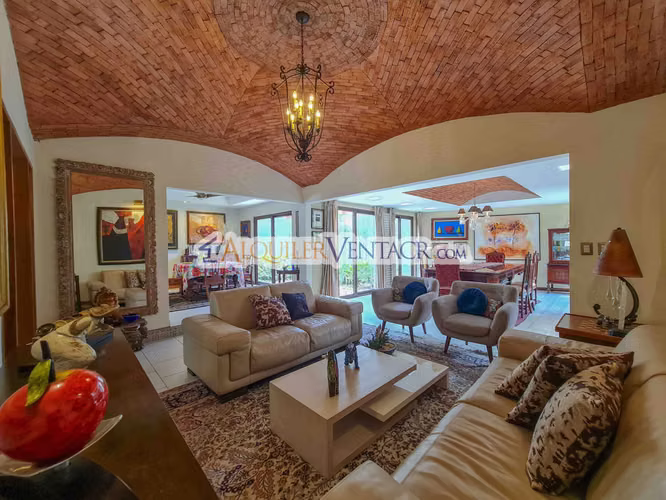 CASA DE UN NIVEL CON USO DE SUELO MIXTO EN SAN RAFAEL ESCAZU / SOBRE CALLE PRINCIPAL
