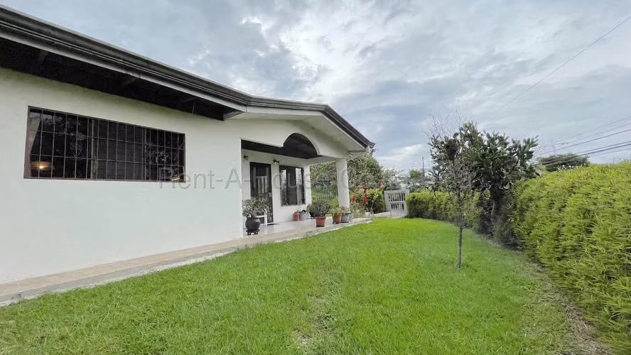 Venta de Casa Esquinera de una Planta en San Rafael de Escazú. 27-289