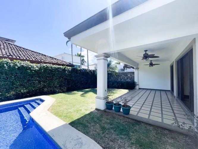 Alquiler de casa con piscina en Residencial Valle del sol, Santa Ana, lindora, con linea blanca. - Imagen 4