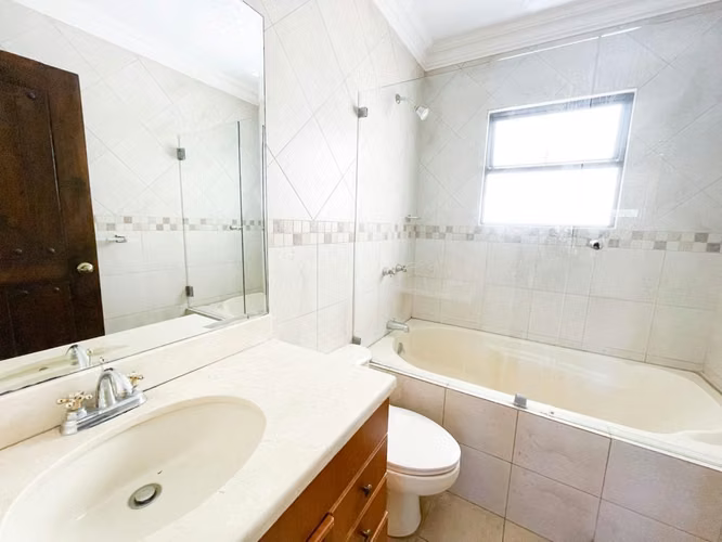 Alquiler de casa con piscina en Residencial Valle del sol, Santa Ana, lindora, con linea blanca. - Imagen 17
