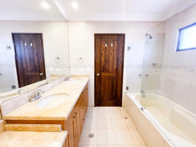 Alquiler de casa con piscina en Residencial Valle del sol, Santa Ana, lindora, con linea blanca. - Imagen 13