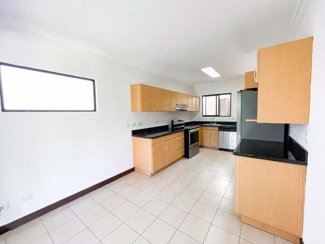 Alquiler de casa con piscina en Residencial Valle del sol, Santa Ana, lindora, con linea blanca. - Imagen 8