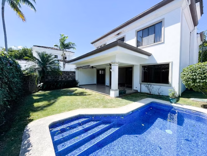 Alquiler de casa con piscina en Residencial Valle del sol, Santa Ana, lindora, con linea blanca.