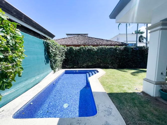 Alquiler de casa con piscina en Residencial Valle del sol, Santa Ana, lindora, con linea blanca. - Imagen 6